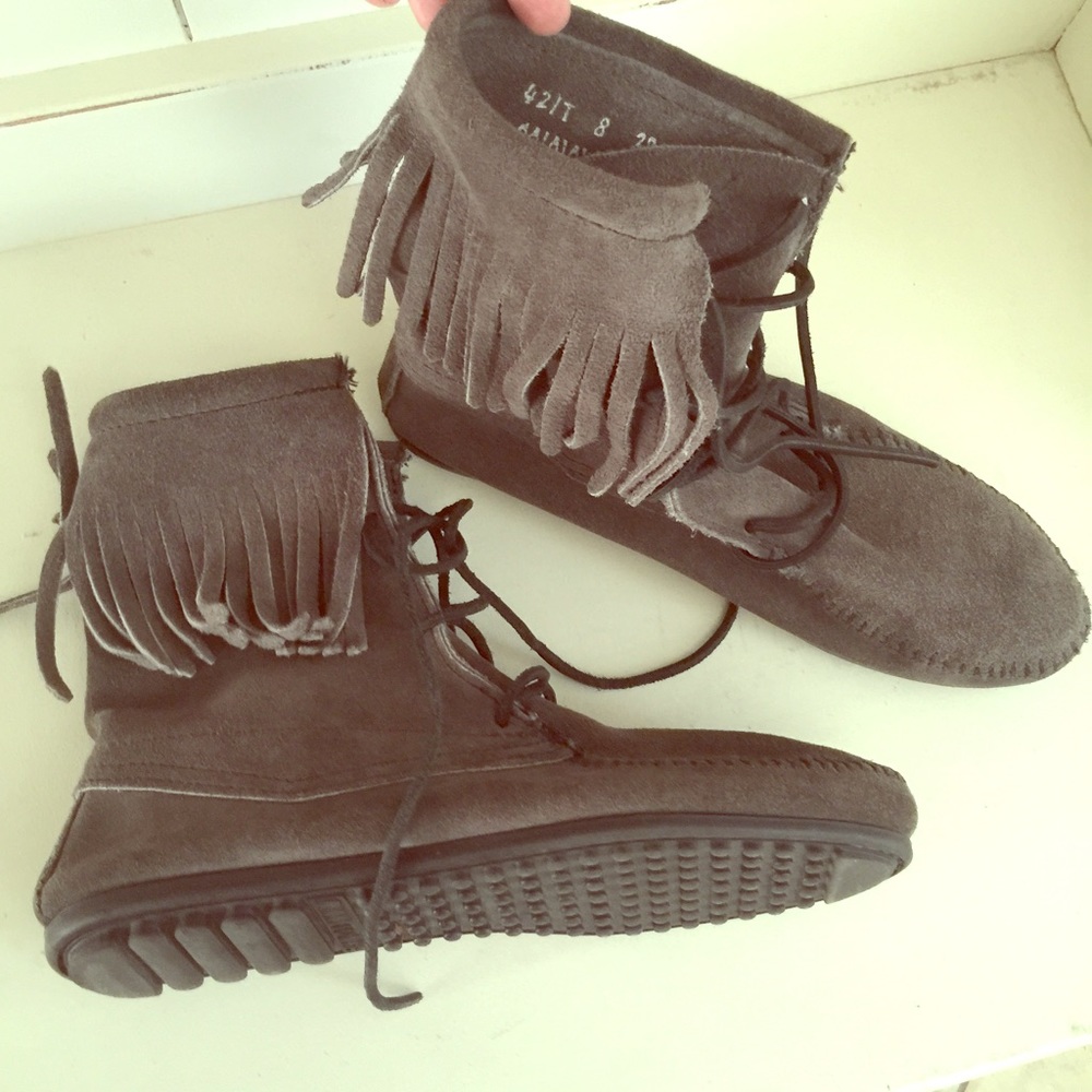 New MINNETONKA Grey Fringe sz 8 Booties!